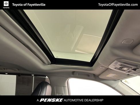 Used 2023 Toyota Highlander XLE image 6