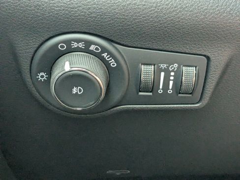 Used 2025 Jeep Compass Latitude AWD/4WD image 30
