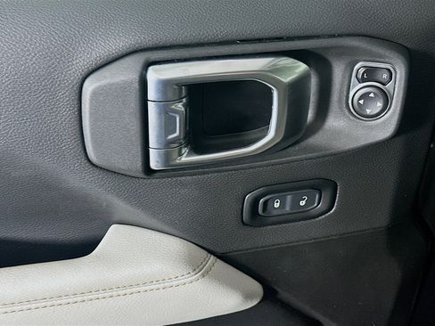 Used 2023 Jeep Wrangler Unlimited Sahara image 15