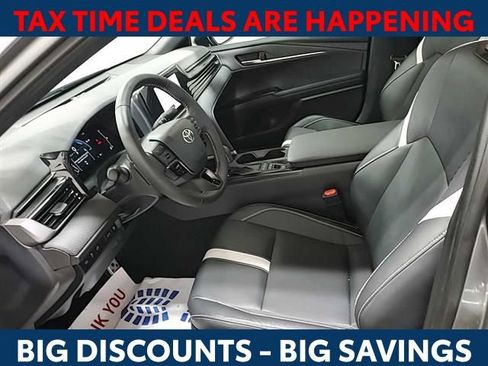 Used 2025 Toyota Camry SE image 3