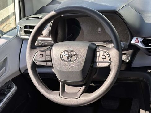 Used 2026 Toyota Sienna LE FWD image 23