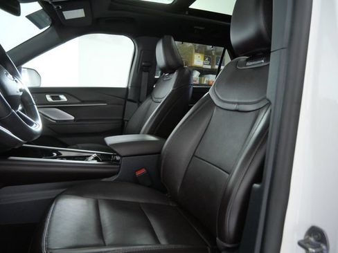 Certified 2025 Ford Explorer Platinum AWD/4WD image 16