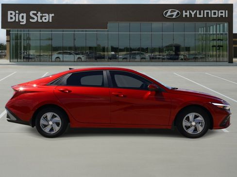 Used 2026 Hyundai Elantra SE FWD image 5