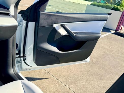 Used 2022 Tesla Model Y Long Range AWD/4WD image 23
