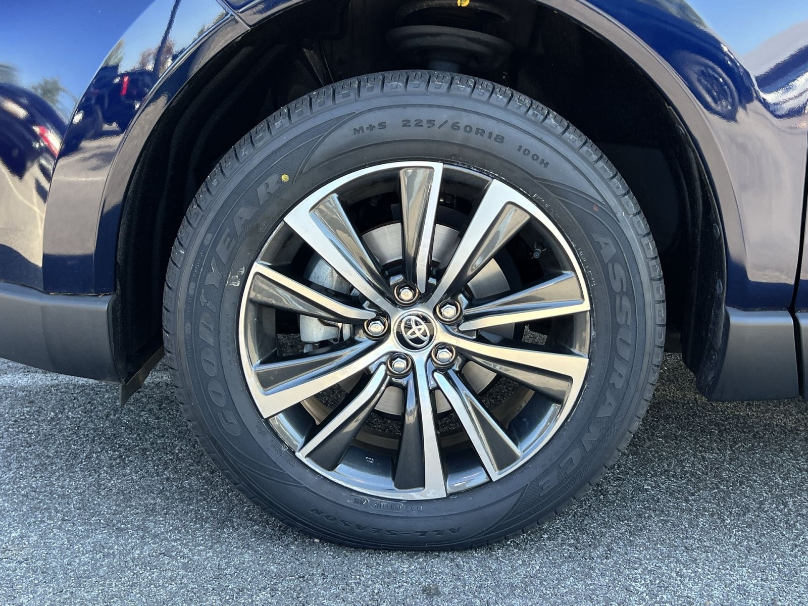 Used 2023 Toyota Venza LE AWD/4WD image 12