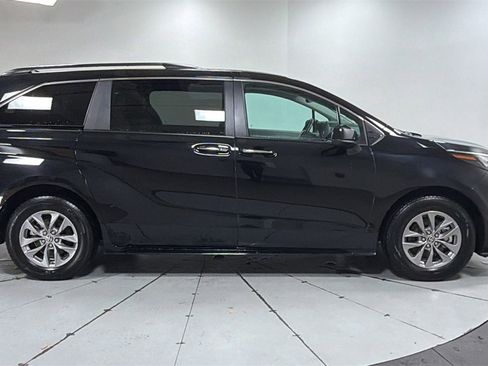 Used 2024 Toyota Sienna XLE image 6