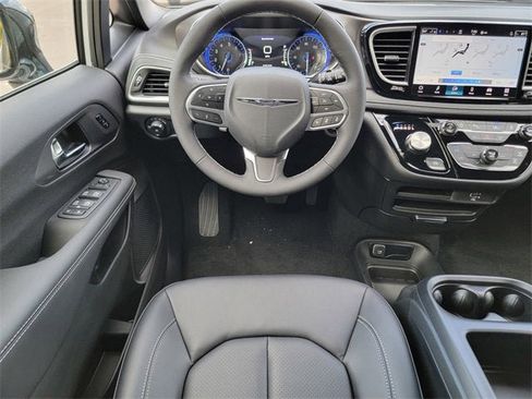 New 2026 Chrysler Pacifica Select image 31