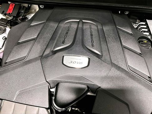 Certified 2023 Porsche Cayenne Platinum Edition image 11