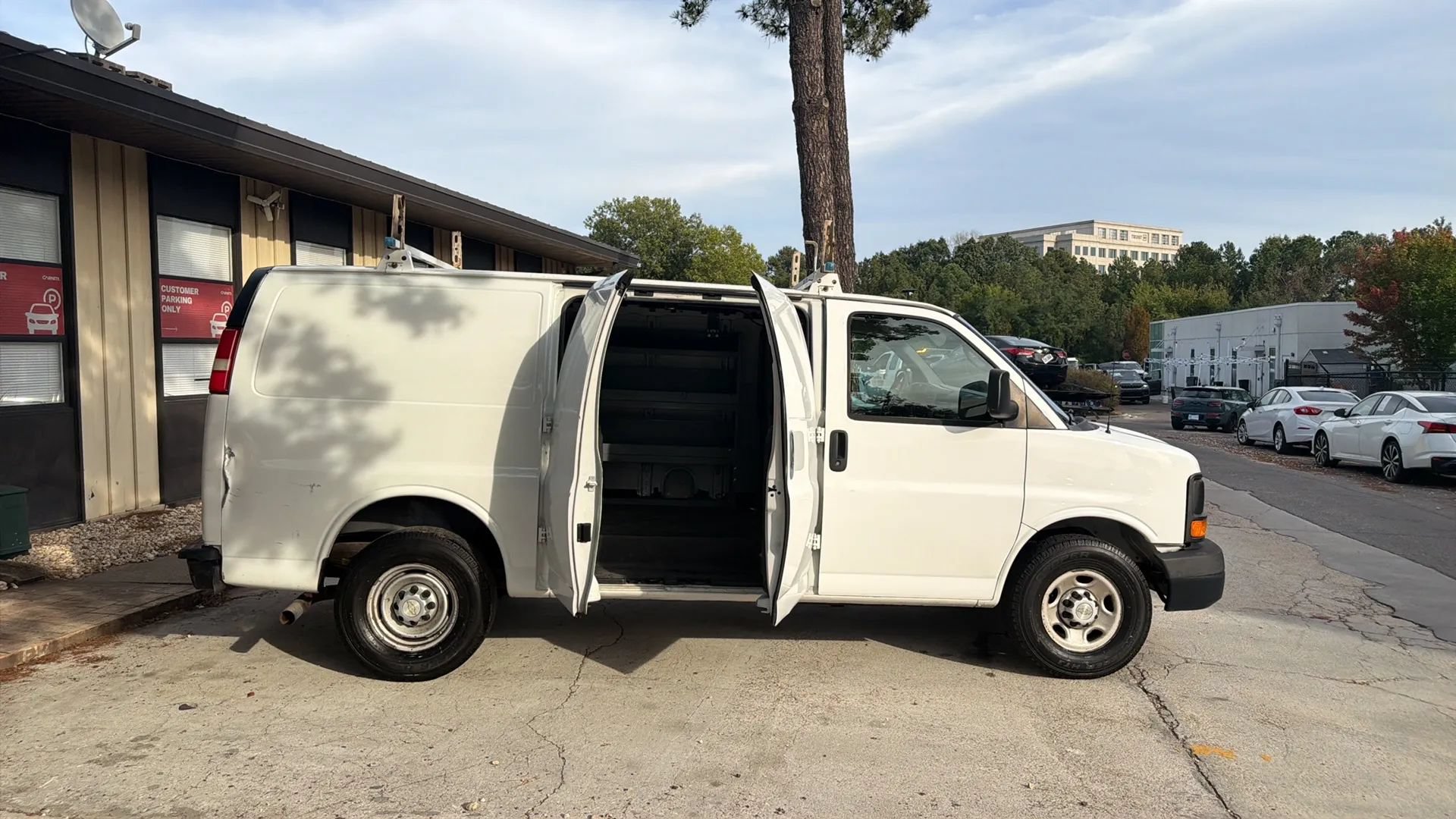 Used 2010 Chevrolet Express 2500 RWD image 12