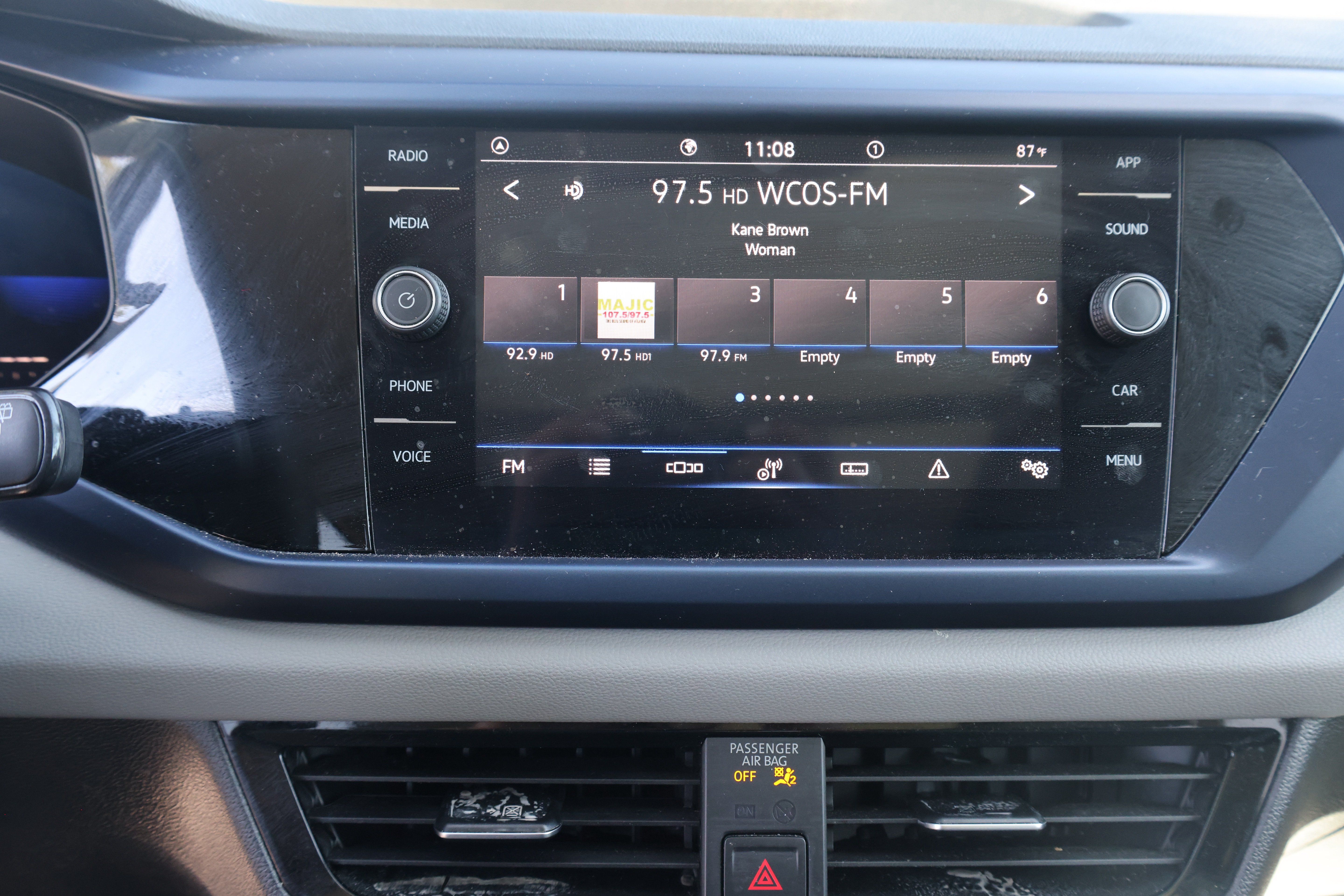 Used 2022 Volkswagen Taos SE w/ Panoramic Sunroof Package FWD image 21