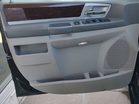 Used 2010 Chrysler Town & Country Touring FWD image 15