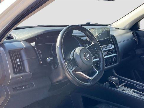 Used 2023 Nissan Pathfinder SL image 9