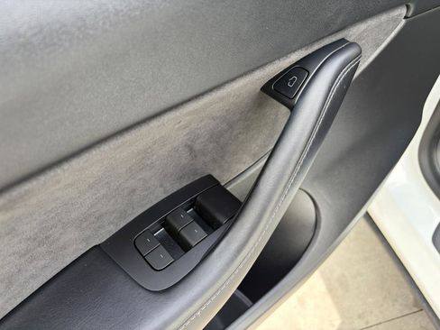 Used 2022 Tesla Model Y Long Range image 11