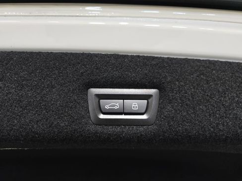 Certified 2025 BMW 740i w/ Premium Package RWD image 28