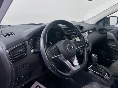 Used 2021 Nissan Rogue Sport SV w/ Technology Package image 9