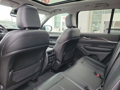 Used 2024 Jeep Grand Cherokee Limited image 14