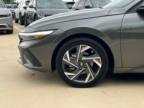Certified 2025 Hyundai Elantra Sport FWD image 8