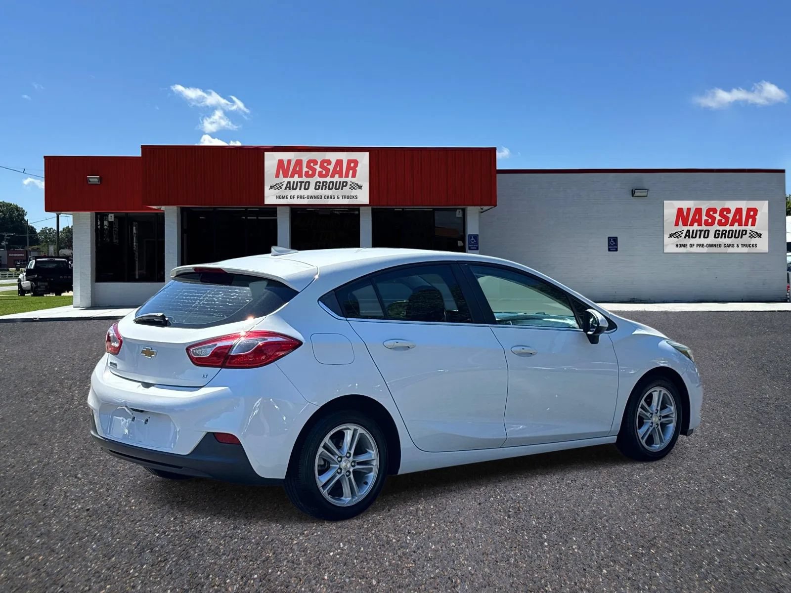 Used 2017 Chevrolet Cruze LT w/ Sun And Sound Package FWD image 4