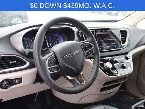 Used 2023 Chrysler Pacifica Touring-L image 17