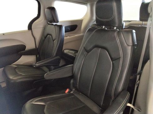 Used 2023 Chrysler Pacifica Touring-L image 32