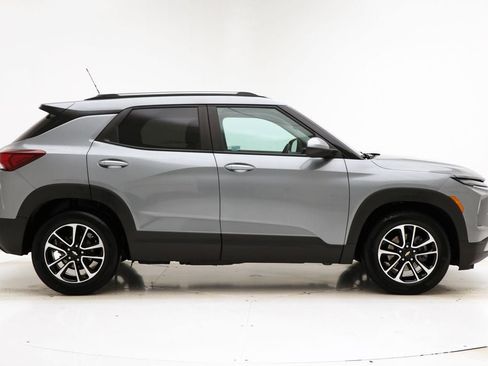 Used 2025 Chevrolet TrailBlazer LT w/ LT Cold Weather Package image 2