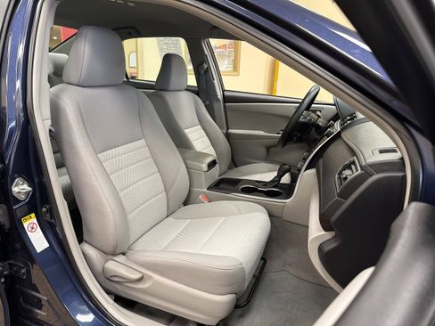 Used 2015 Toyota Camry LE image 14