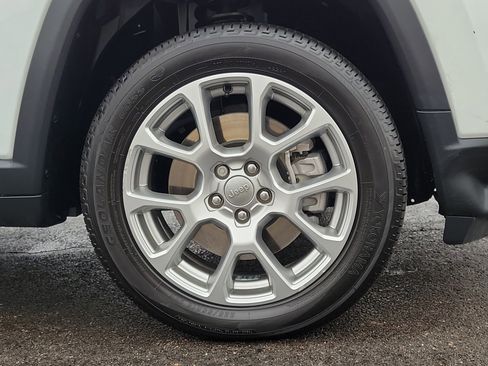 Used 2023 Jeep Compass Latitude image 5