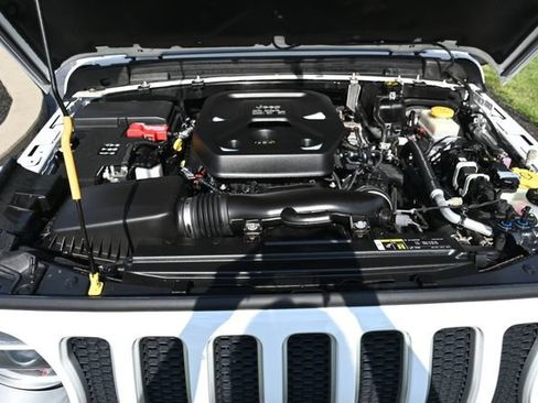 Used 2019 Jeep Wrangler Unlimited Sahara AWD/4WD image 15
