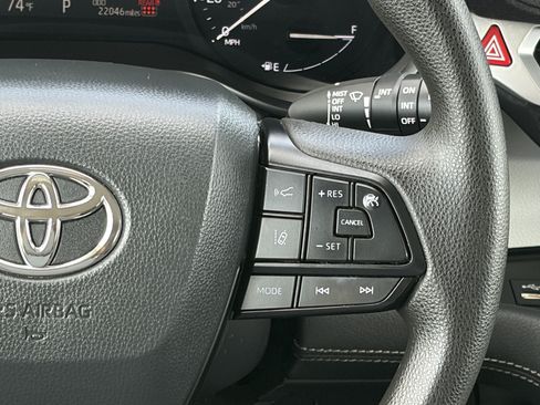 Certified 2025 Toyota Sienna LE FWD image 19