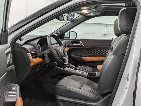 Used 2022 Mitsubishi Outlander SEL image 3