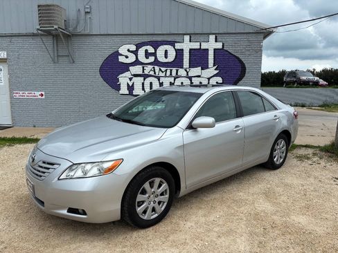 Used 2009 Toyota Camry XLE FWD image 1