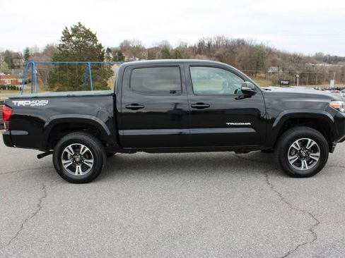 Used 2019 Toyota Tacoma TRD Sport image 10