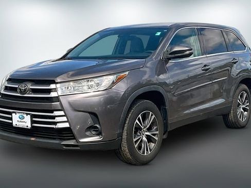 Used 2019 Toyota Highlander LE AWD/4WD image 3