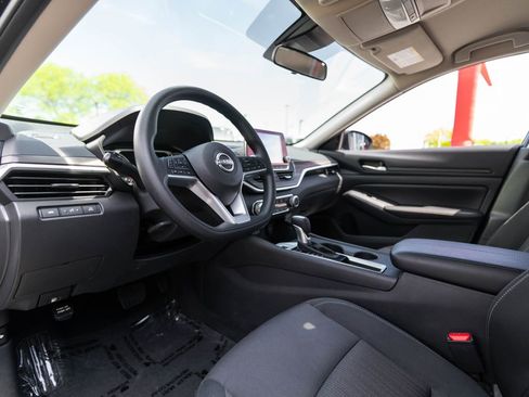 Used 2025 Nissan Altima 2.5 SV FWD image 4