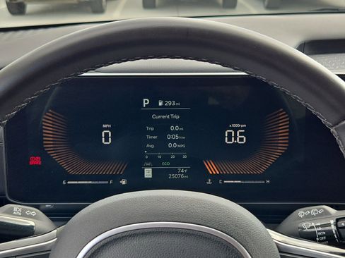 Used 2025 Kia Carnival image 21