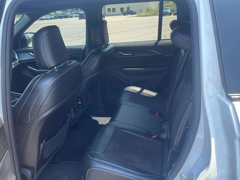 Used 2023 Jeep Grand Cherokee Laredo AWD/4WD image 6