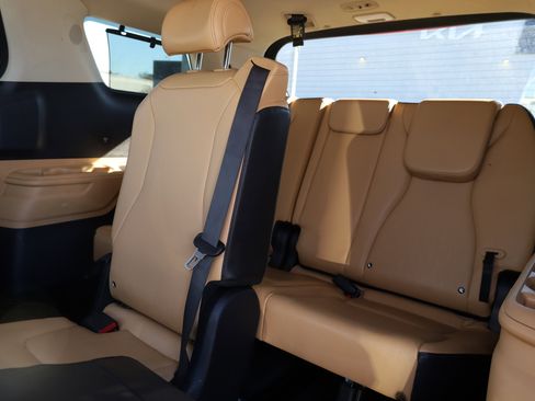 Used 2022 Kia Carnival EX image 20