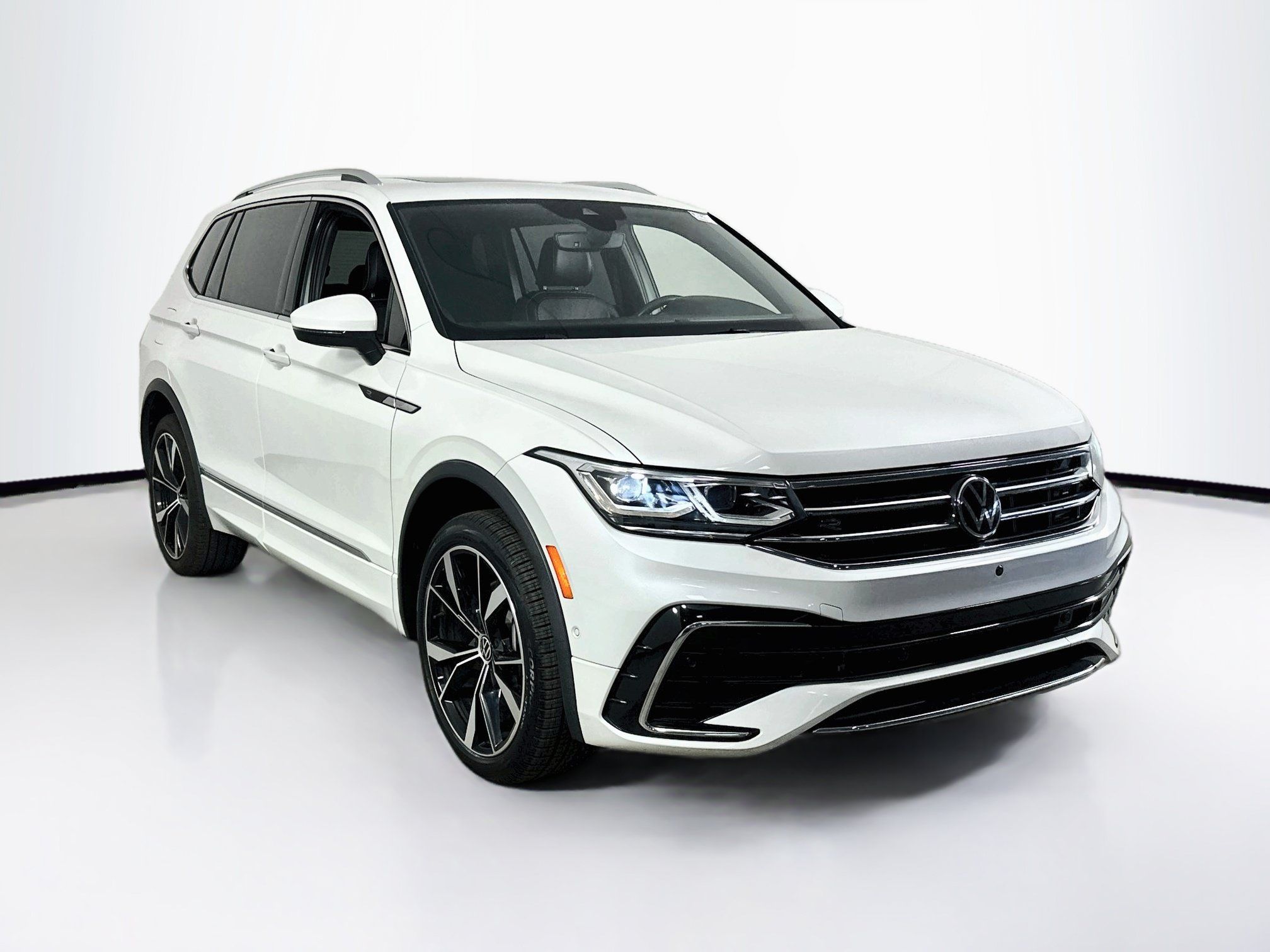 Used 2022 Volkswagen Tiguan SEL R-Line AWD/4WD image 3