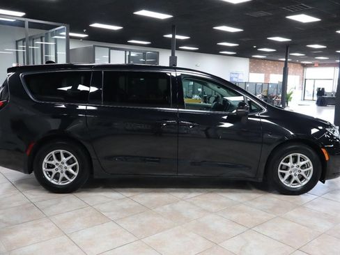Used 2023 Chrysler Pacifica Touring-L FWD image 7