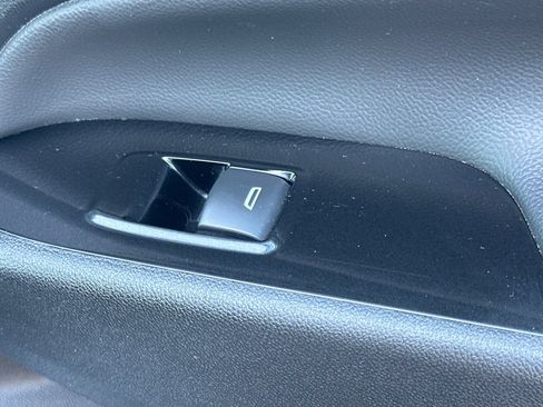 Used 2023 Chevrolet Equinox Premier FWD image 21
