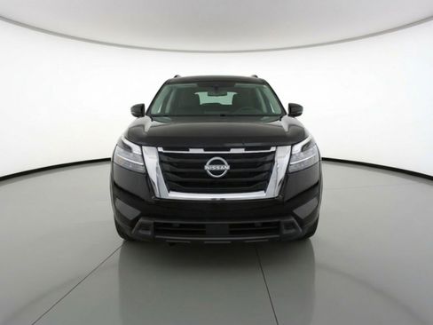 Used 2025 Nissan Pathfinder SV image 2