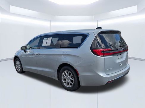 Used 2023 Chrysler Pacifica Touring-L FWD image 13