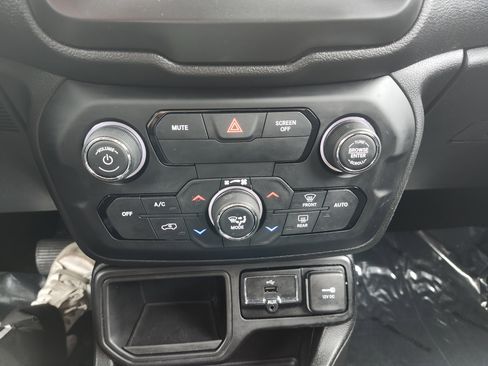 Used 2018 Jeep Renegade Latitude image 26