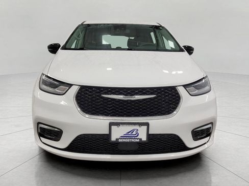 Used 2024 Chrysler Pacifica Touring-L image 14