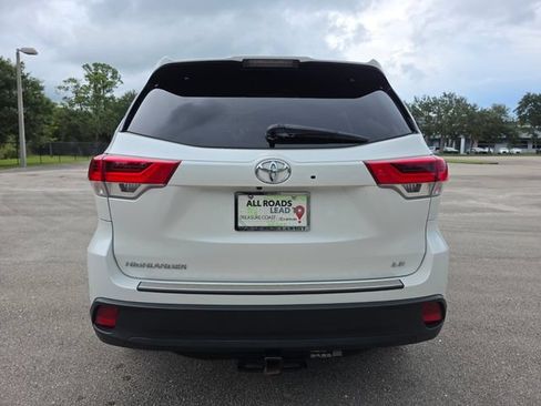 Used 2017 Toyota Highlander Plus FWD image 4