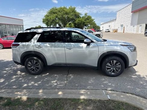 Used 2025 Nissan Pathfinder SV FWD image 3