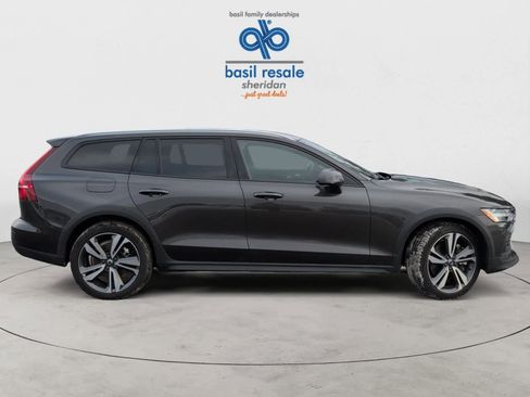 Used 2025 Volvo V60 B5 Cross Country Plus image 7