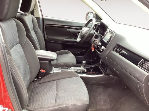 Used 2020 Mitsubishi Outlander ES image 15