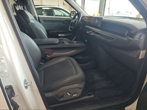 Used 2024 Kia EV9 Light Long Range RWD image 8