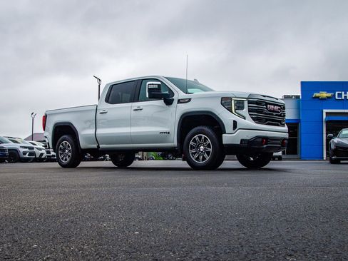 Used 2024 GMC Sierra 1500 AT4 w/ Technology Package AWD/4WD image 9
